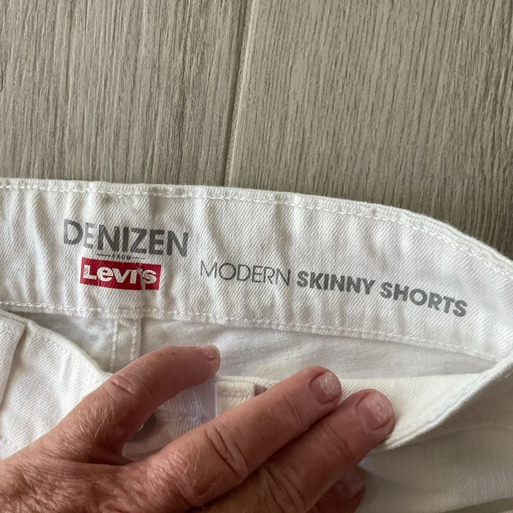 Levi’s Denizen White Modern Skinny Shorts Womens Bermuda Sz2 - Picture 5 of 5